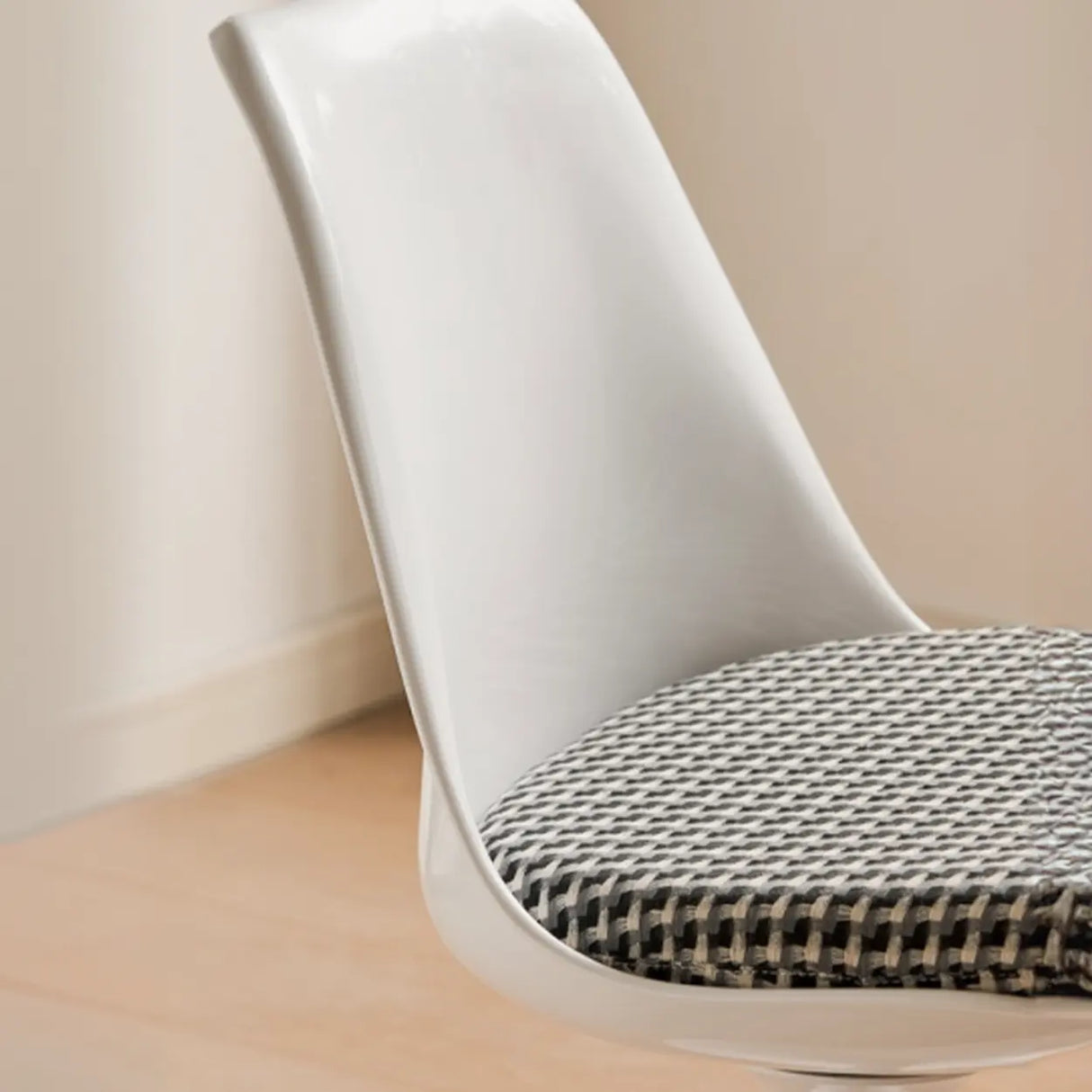 Armless Polyurethane Tulip White Metal Dining Chair Image - 12