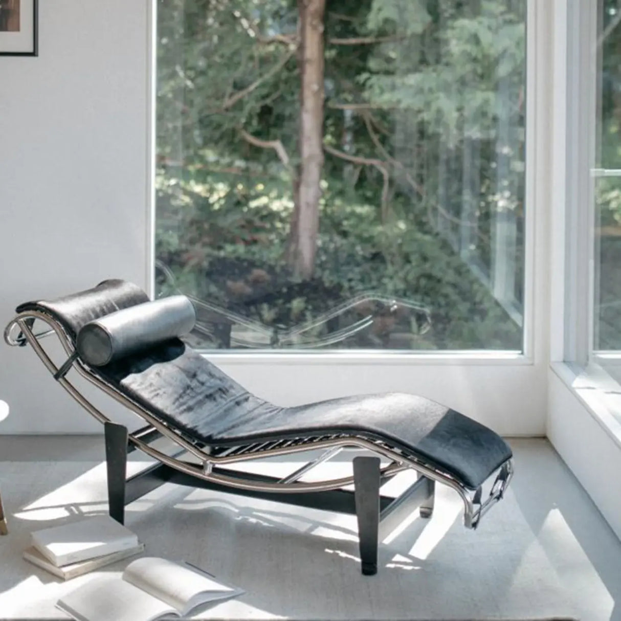 Black Removable Cushions Curved Leather Chaise Lounge Image - 2