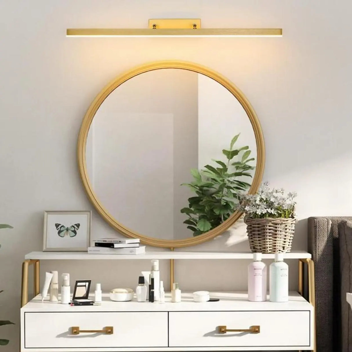 Contemporary Gold Linear LED Wall Mount Vanity Light Image - 4