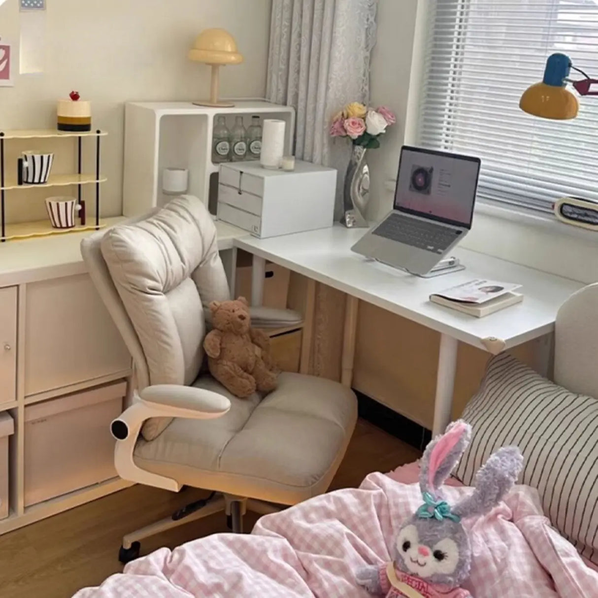 Ergonomic Off-White Modern Swivel Office Chair Image - 4