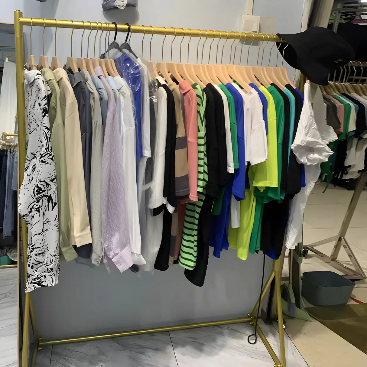 Minimalist Gold Metal Large Entryway Freestanding Coat Rack Image - 11