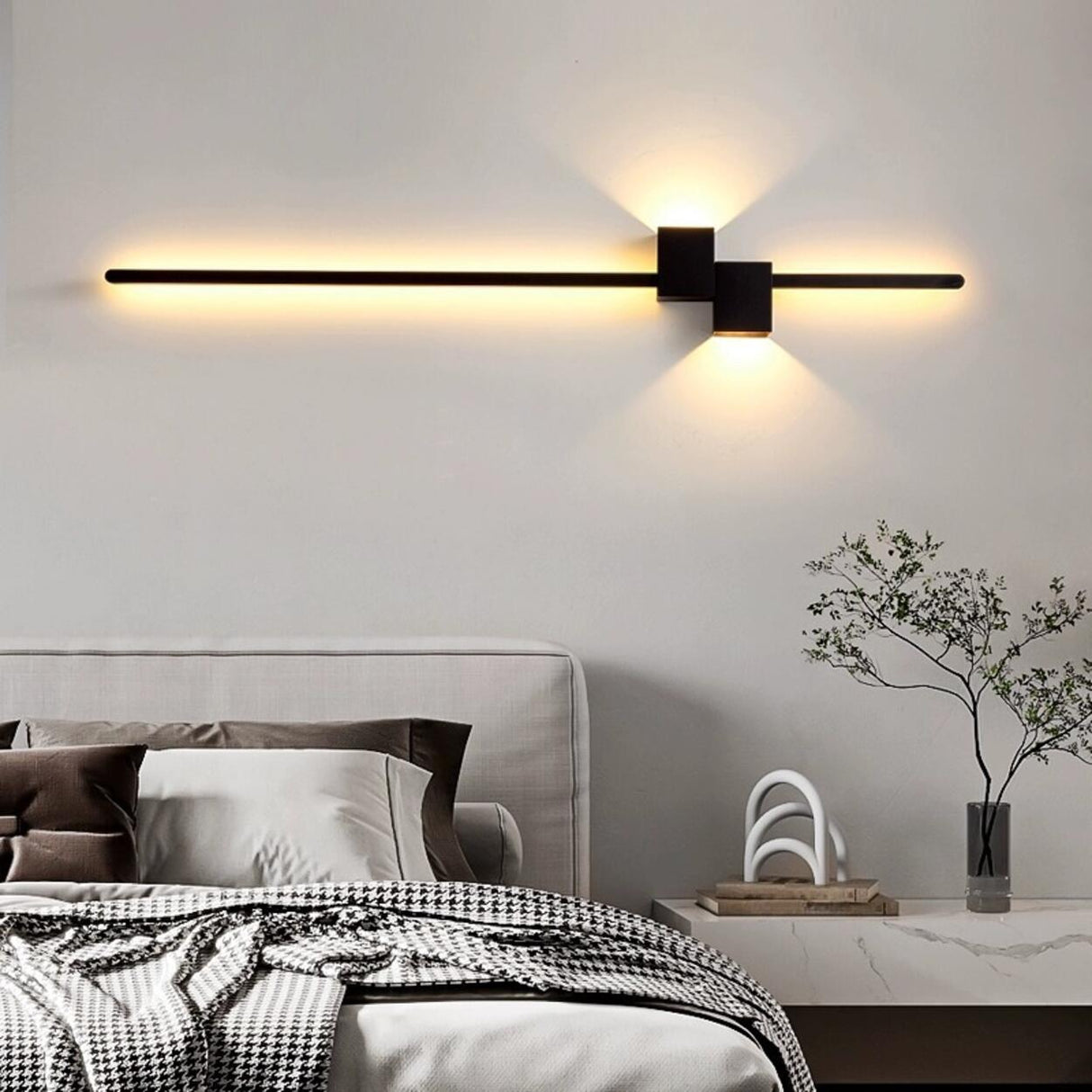Minimalist Linear Design Vertical Black Wall Sconce Image - 3