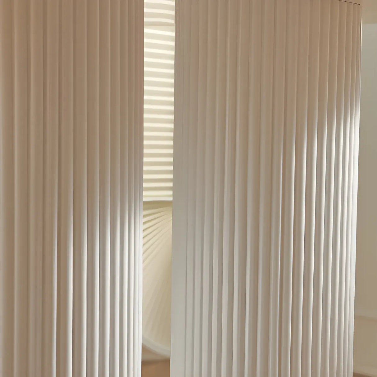 Modern Round White Oak Wood Dining Table Image - 9