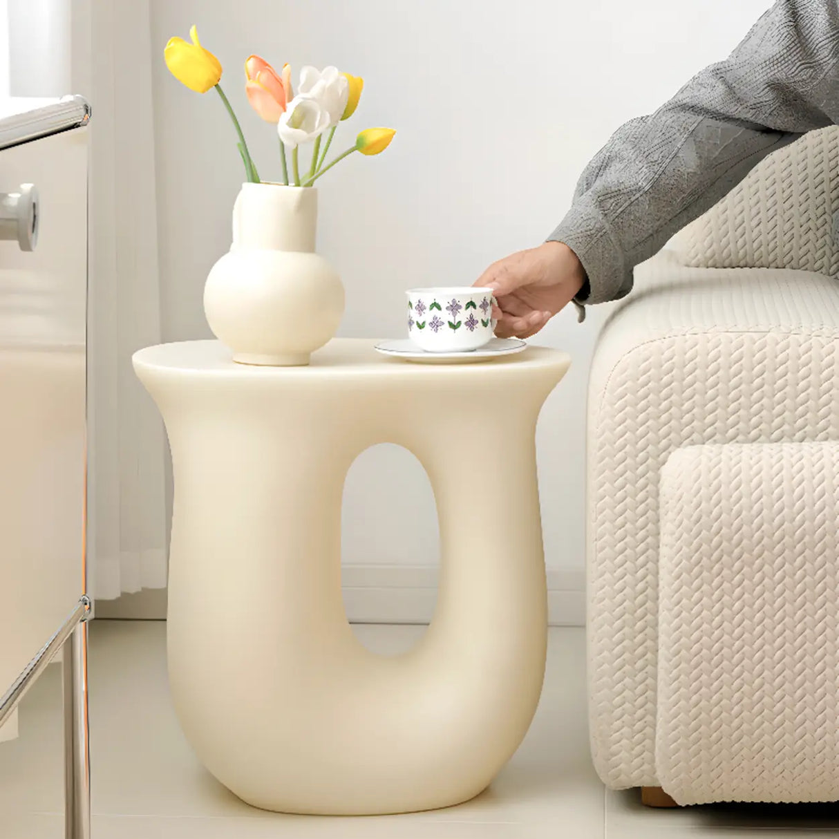 Modern Sculptural Acrylic White Free Form Pedestal Side Table Image - 5