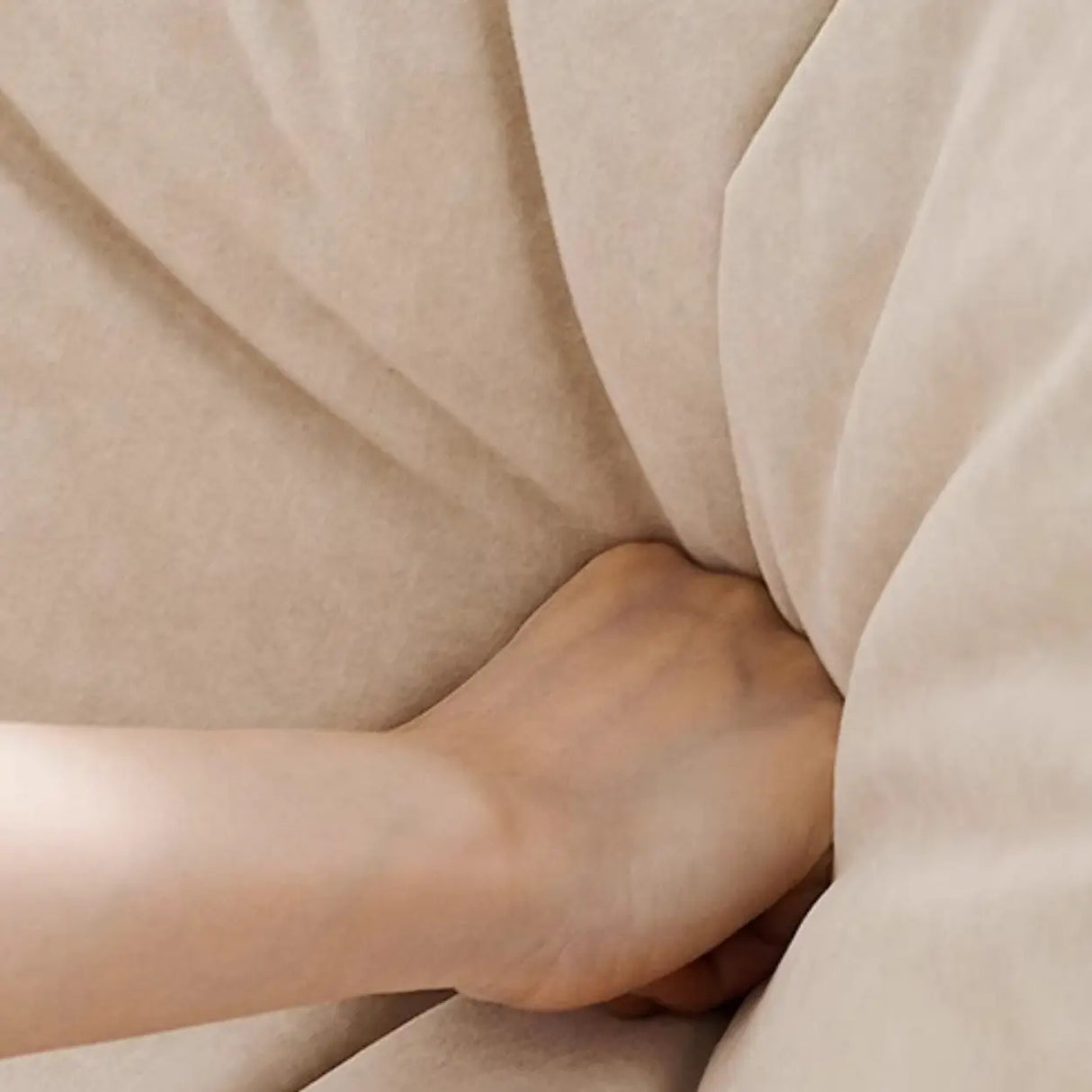 Off-White Scratch Resistant Flannel Pillow Top Arm Sofa Image - 11