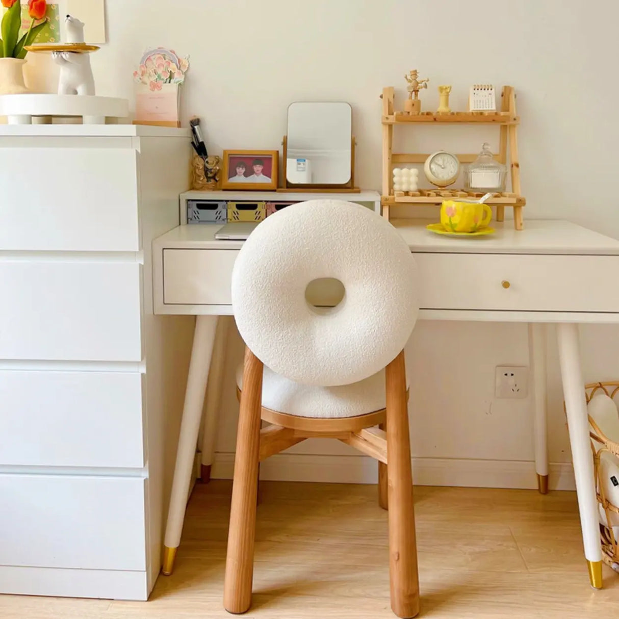 Round Off-White King Louis Back Wood Dining Chairs Image - 4