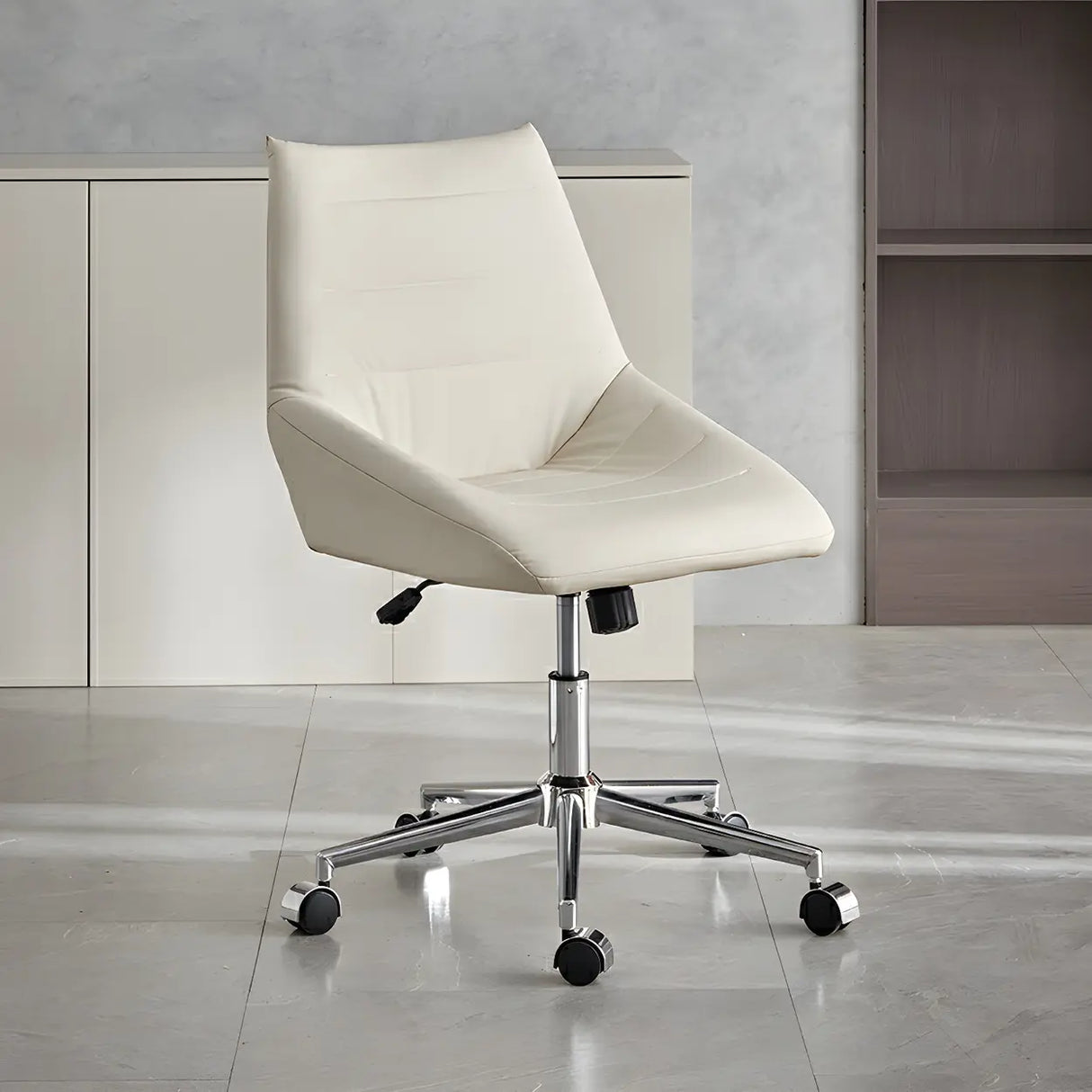 Silver Base Swivel Ergonomic Leather Office Chairs Image - 2