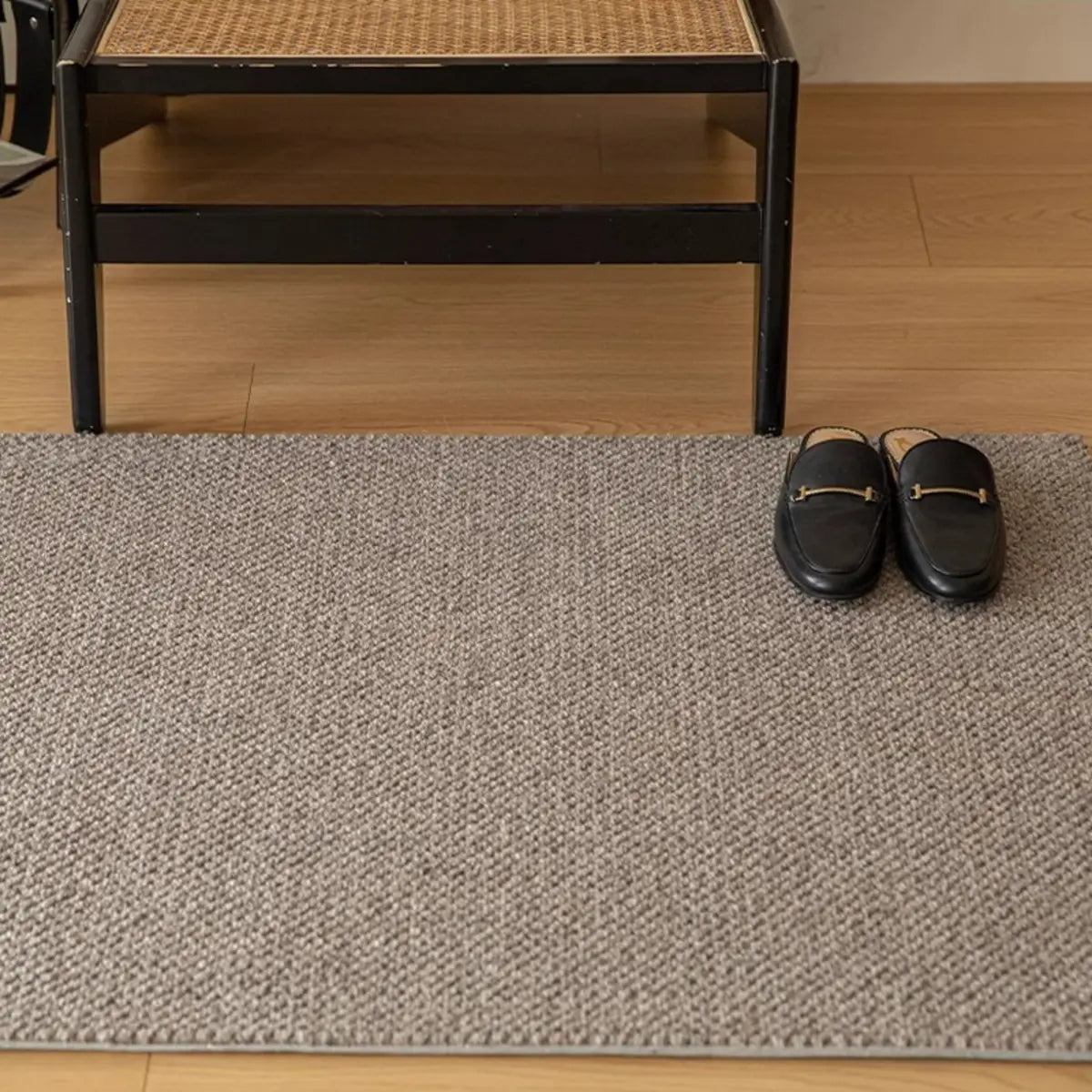 Solid Color Rectangular Polyester Gray Medium Area Rug Image - 1