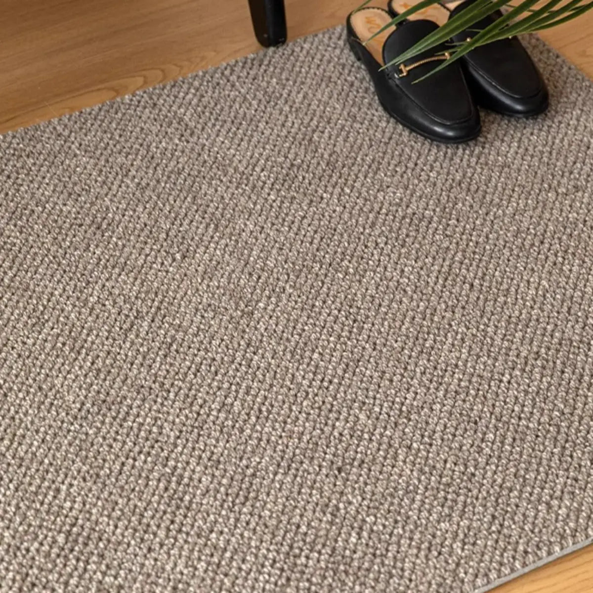 Solid Color Rectangular Polyester Gray Medium Area Rug Image - 3