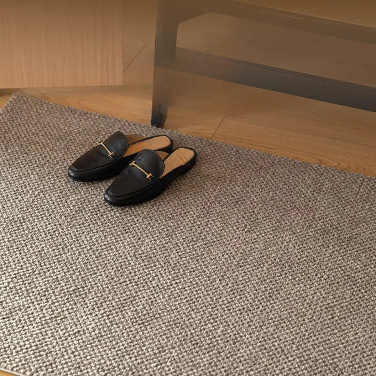 Solid Color Rectangular Polyester Gray Medium Area Rug Image - 9