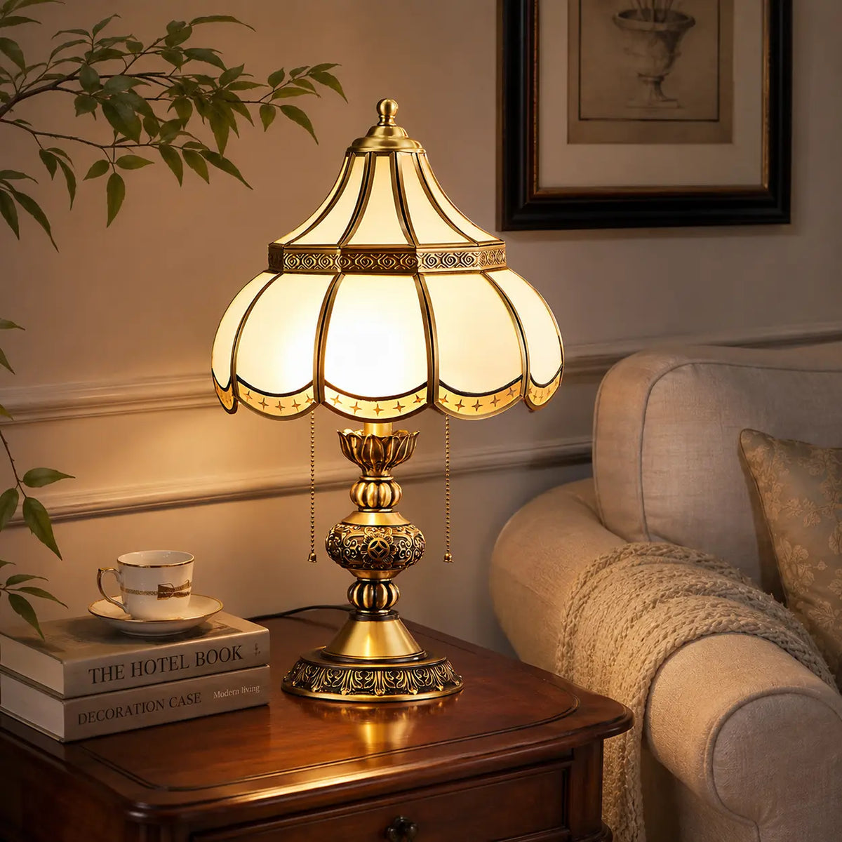 Traditional Brass Scalloped Glass Pull Chain Table Lamp Image - 4