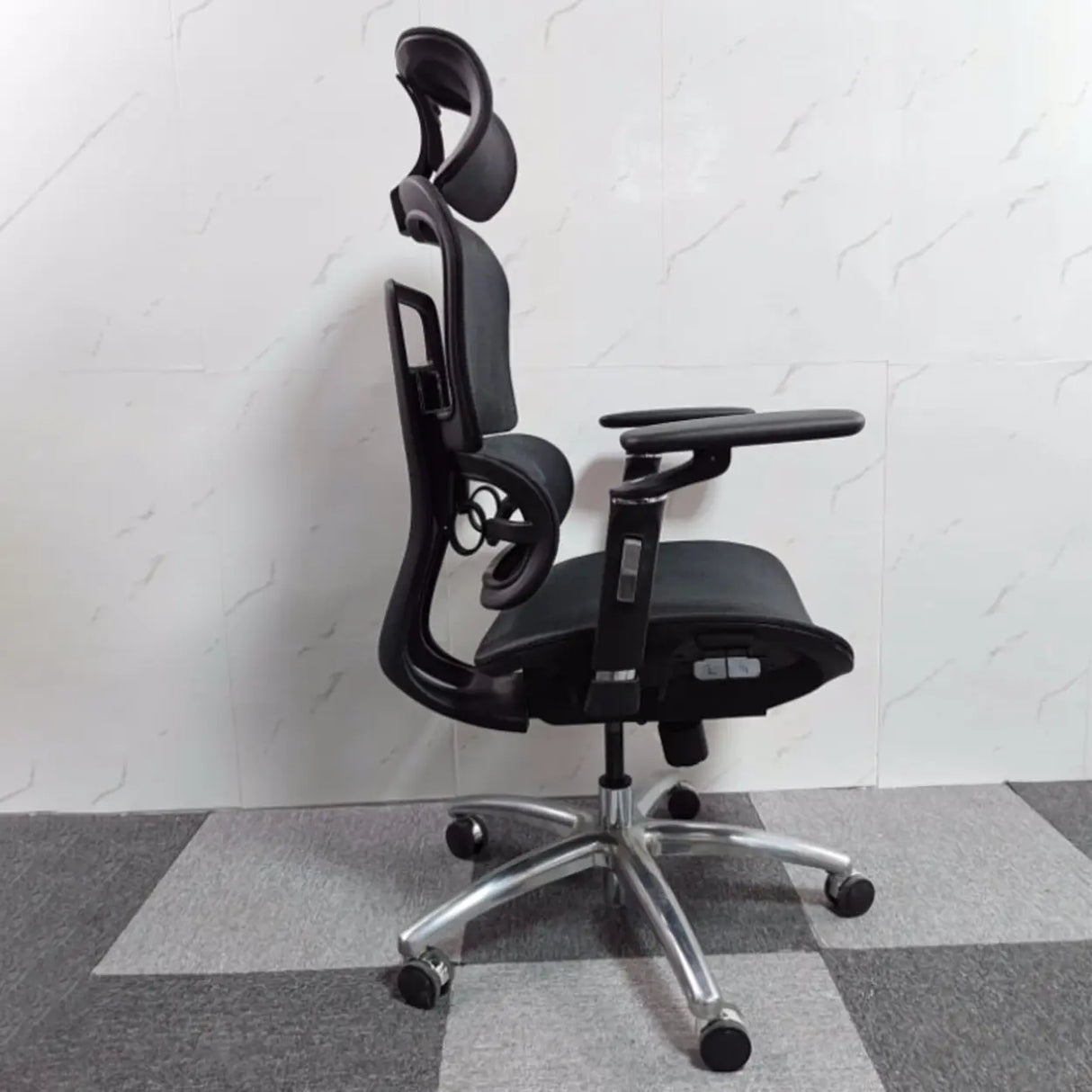 Lumbar Support Ergonomic Mesh Office Chair with Wheels Image - 4