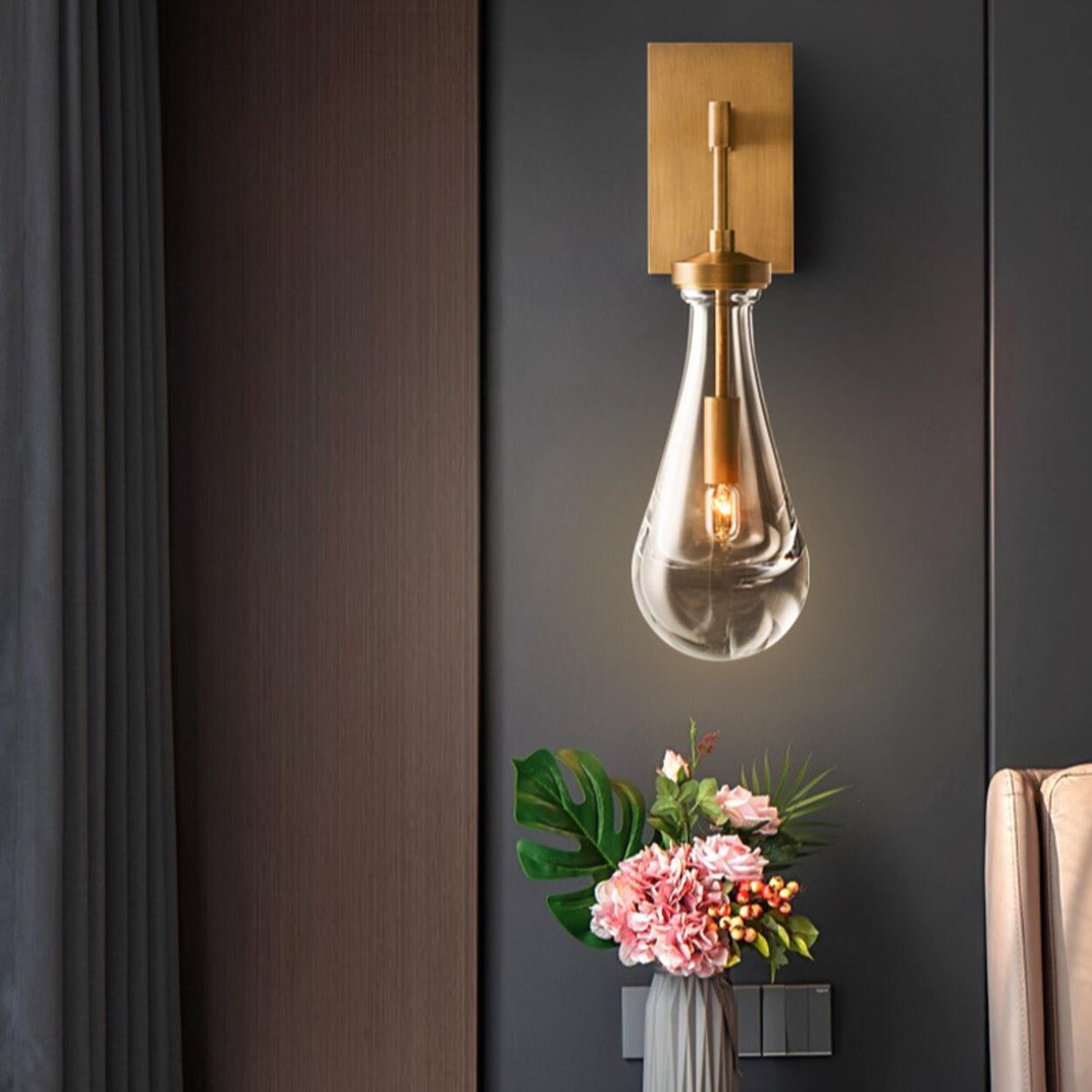 Luxury Geometric Gold Rock Crystal Wall Sconce Image - 3