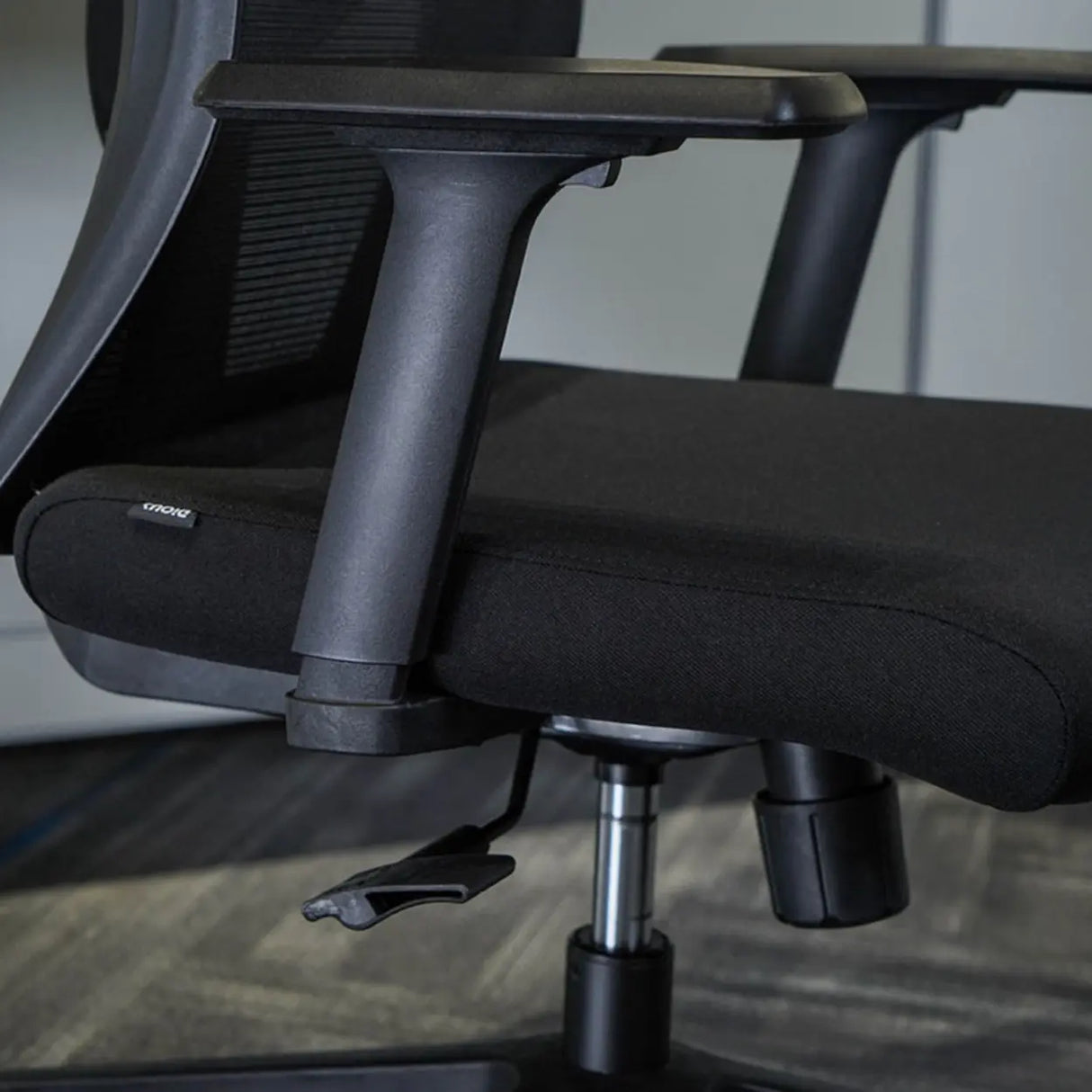 Modish Black Adjustable Fixed Arms Ergonomic Office Chair Image - 10
