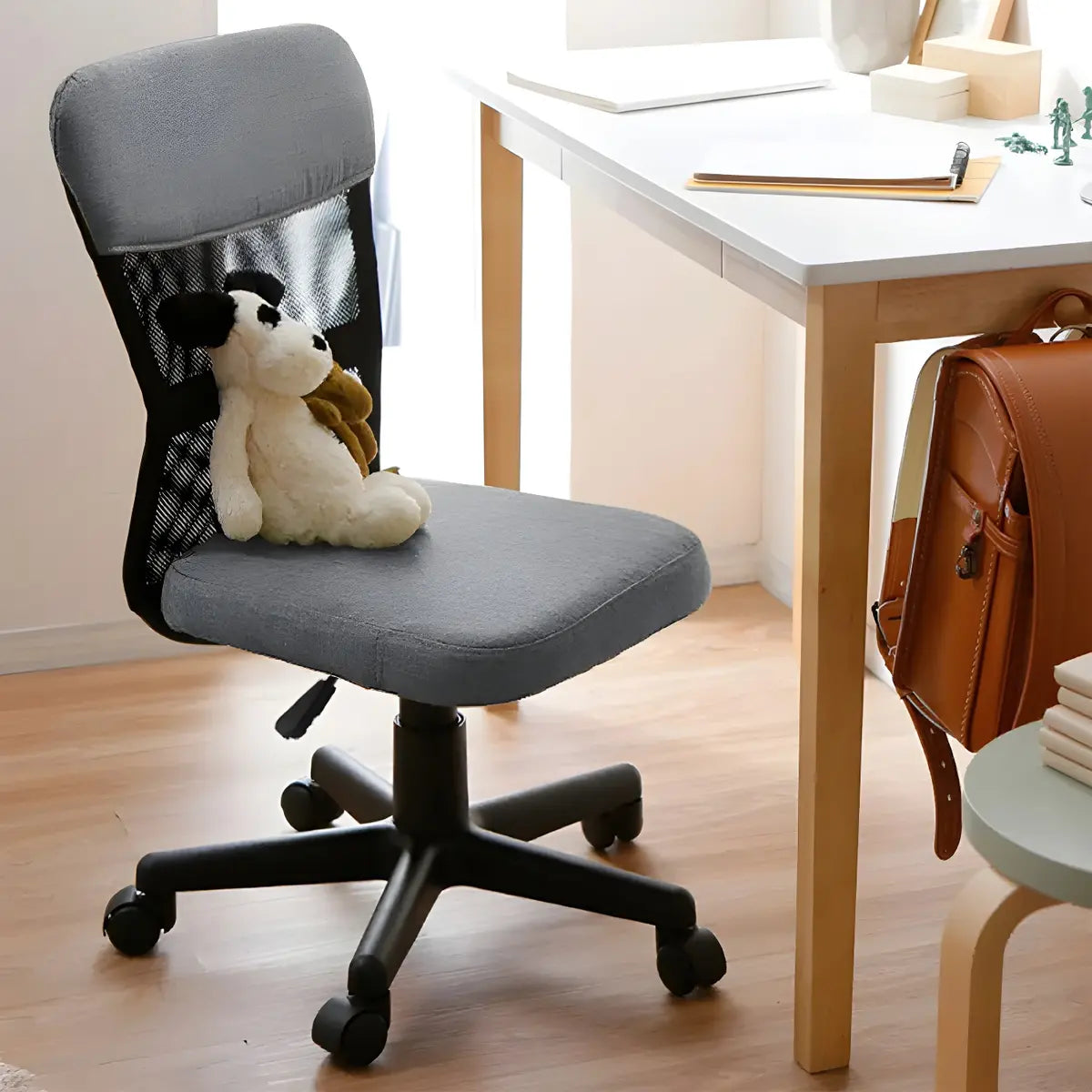 Nylon Base and Wheels Ergonomic Mesh Swivel Office Chair Image - 3