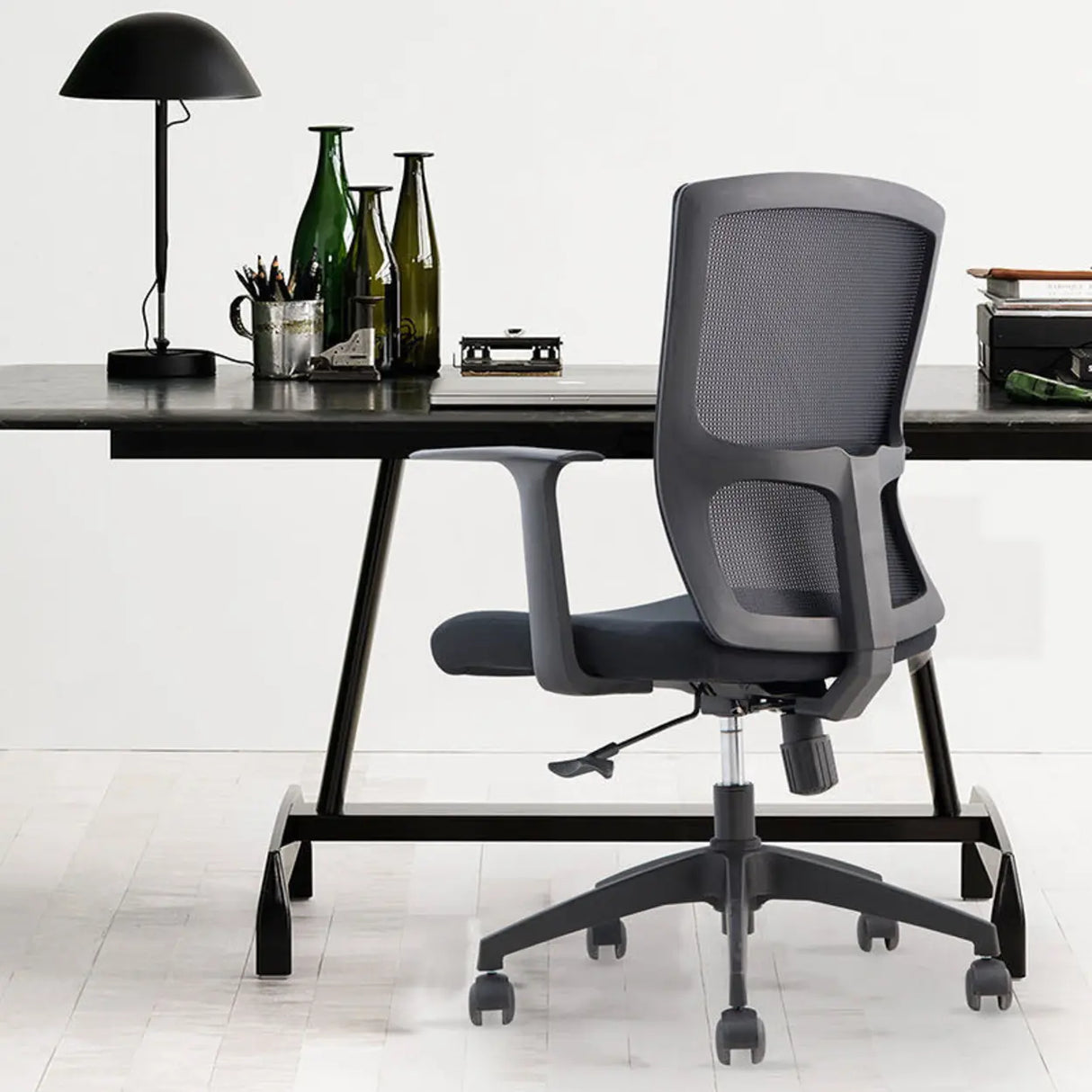 Trendy Black Adjustable Ergonomic Swivel Office Chair Image - 1