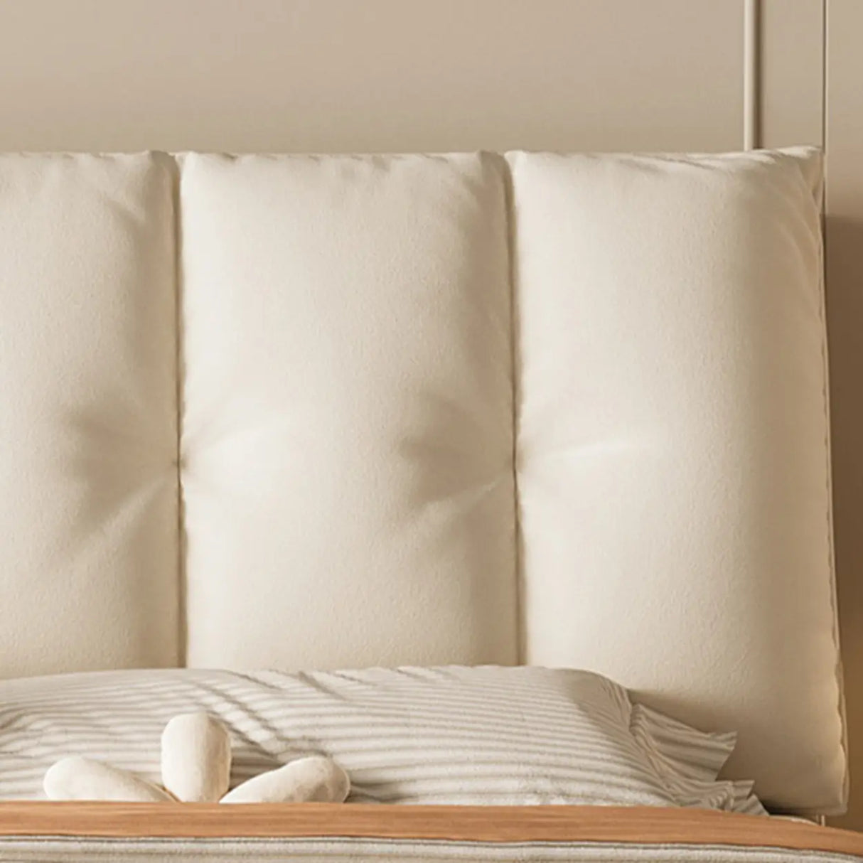 Upholstered Leather White Queen Storage Platform Bed Image - 10