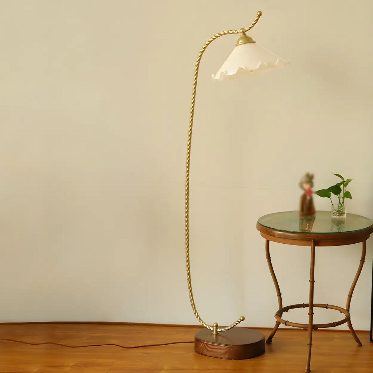Vintage Scalloped Shade Gold Metal LED Floor Lamp Image - 3